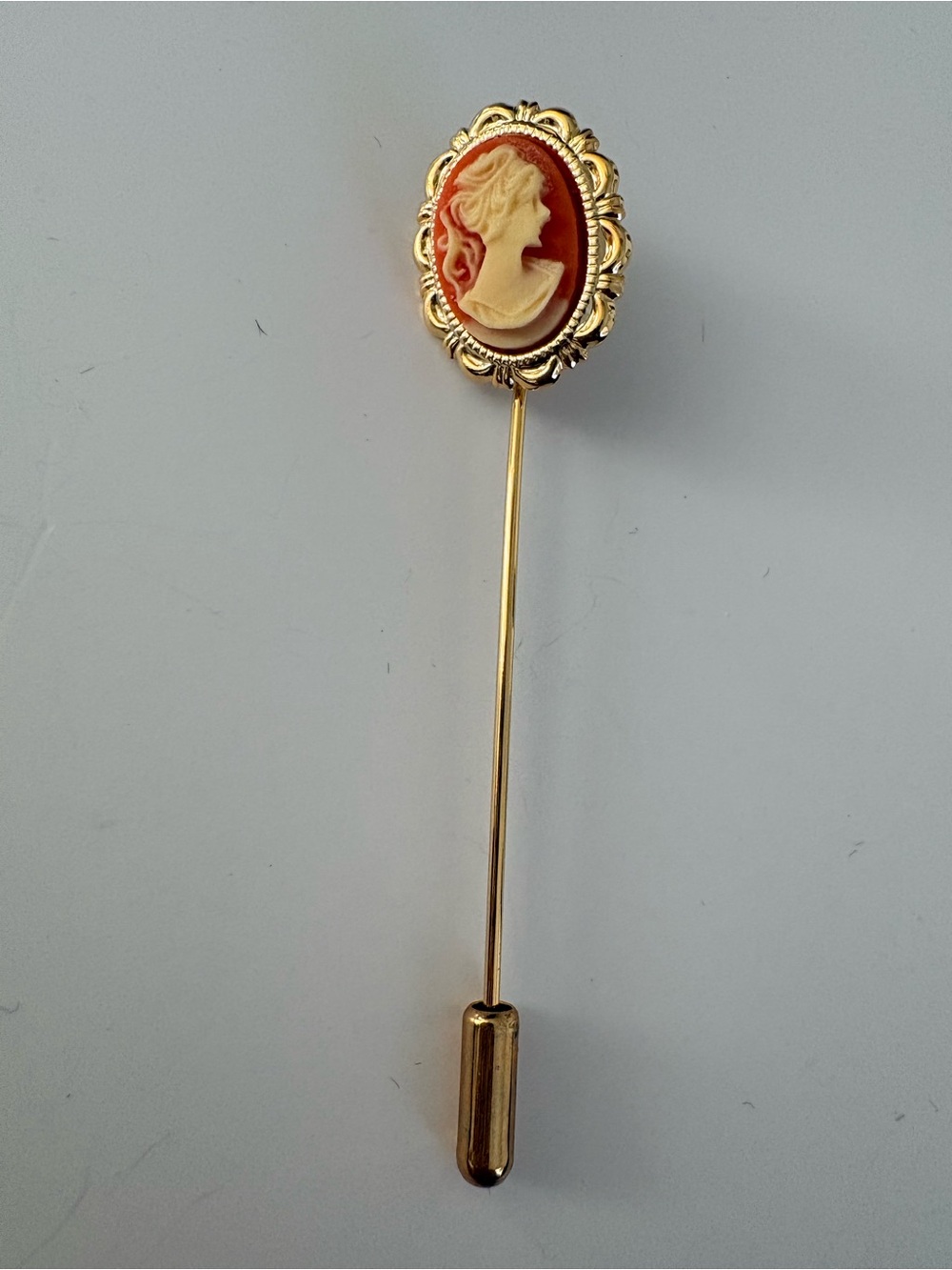 Source Unknown Gold Cameo Stick Pin in Coral and Cream